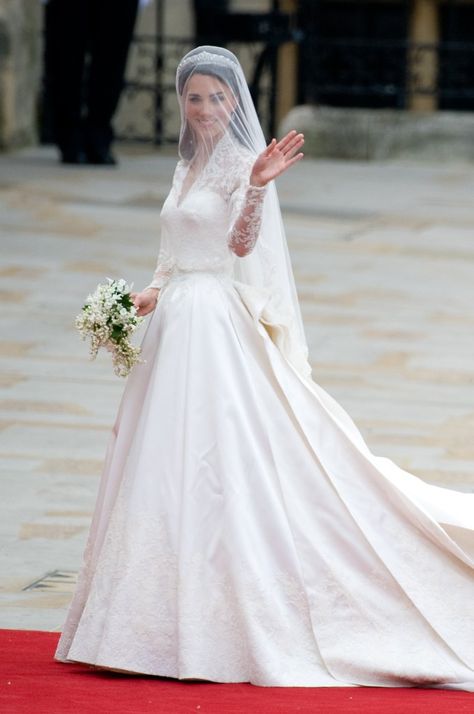 See Kate and Pippa Middleton's Sweetest Wedding Moments, Side by Side Princess Kate Wedding Dress, Wedding Traditions Explained, Vestidos Kate Middleton, Alexander Mcqueen Wedding Dresses, Kate Wedding Dress, Vévodkyně Kate, Kate Middleton Wedding Dress, Wedding Outfits For Family Members, Düşes Kate