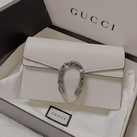 White gucci bag Stylish School Bags, Trendy Purses, My Style Bags, Luxury Bags Collection, Pretty Jewelry Necklaces, Gucci Women, Handbag Essentials, Girly Bags, White Purses