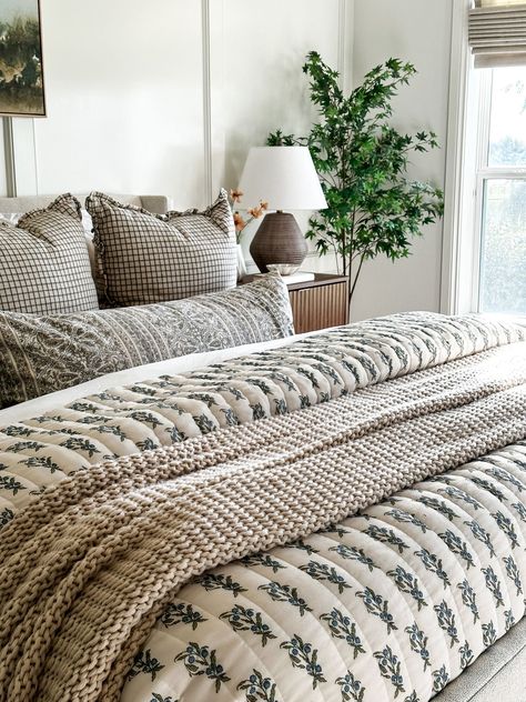 Bedding With Quilt And Comforter, King Bed Cozy, Bedroom Ideas Quilt, English Cottage Bedding Ideas, Printed Bedding Ideas, Taupe Wall Bedroom Ideas, Rich Colors Bedroom, Styling Quilt Bedding, Patterned Comforter Bedroom