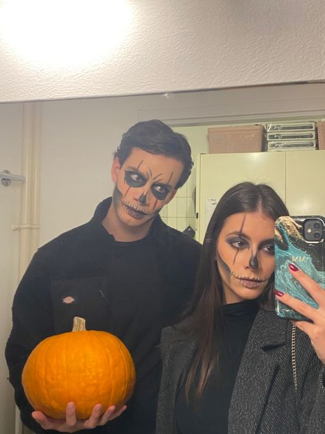 Halloween costume makeup skeleton couple pumpkins Couples Halloween Face Paint Ideas, Maquillage Halloween Couple, Easy Halloween Makeup Men, Halloween Couple Makeup, Halloween Couple Outfits, Couple Halloween Makeup, Halloween Makeup Couples, Halloween Couple Costume Ideas, Mens Halloween Makeup