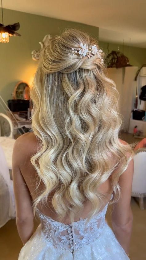 Bride Hair Down, Bridesmaid Hair Inspo, Blonde Wedding Hair, Cute Prom Hairstyles, Bridal Hair Down, Wedding Hair Half, Bridesmaid Hair Makeup, Bridal Hair Inspiration, Wedding Hairstyles Bride