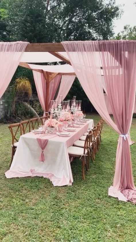 Backyard Party Birthday, Simple Party Decorations Outdoor, Backyard Brunch Set Up, Simple Outdoor Bridal Shower Ideas, Birthday Decor Garden, Pink Outdoor Wedding Decor, Pink Outdoor Birthday Party, Bridal Shower Simple Ideas, Intimate Bridal Shower Ideas Simple