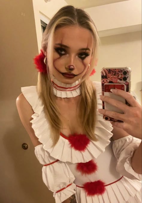 It Clown Halloween Makeup, Iconic Scary Halloween Costumes, It Make Up Halloween, It The Clown Makeup Girl, It Female Costume, Red And White Clown Costume, Pennywise Makeup Simple, It Costumes Women, It Clown Makeup Pretty