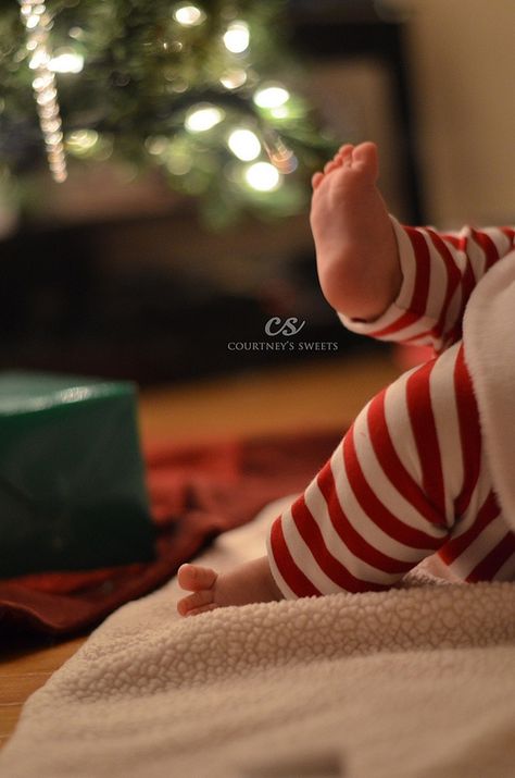 Baby Christmas Photography, Photo Bb, Christmas Baby Pictures, Baby Christmas Photos, First Christmas Photos, Baby Fotografie, Fashion Mom, Xmas Photos, Christmas Shoot