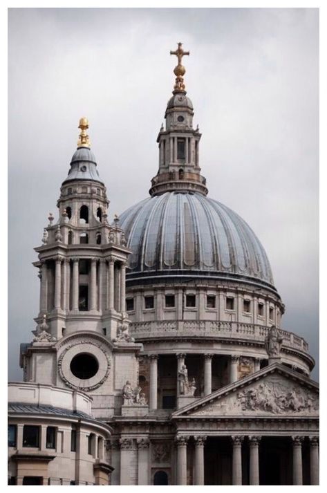 British Landmarks, St Pauls Cathedral London, St. Paul’s Cathedral, Perspective Photos, Architecture Antique, Building Aesthetic, St Paul's Cathedral, Cathedral Architecture, St Pauls Cathedral