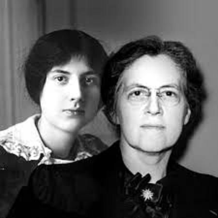 Lili Boulanger (1893–1918) (left with Nadia) was the first woman to win the Prix de Rome, the  prestigious award for composition in France for her cantata Faust et Hélène when she was only 20 years old. Frail from early childhood, she died 5 years later, leaving a small body of work that blended influences from Debussy and Fauré. Her sister Nadia Boulanger, took 2nd prize in this competition, honoured her sister with a memorial fund that provides financial support to young composers. Photographic Portraits, Classical Composers, International Music, Music Radio, Music Composers, Women Life, 20 Years Old, Radio Station, Classical Music