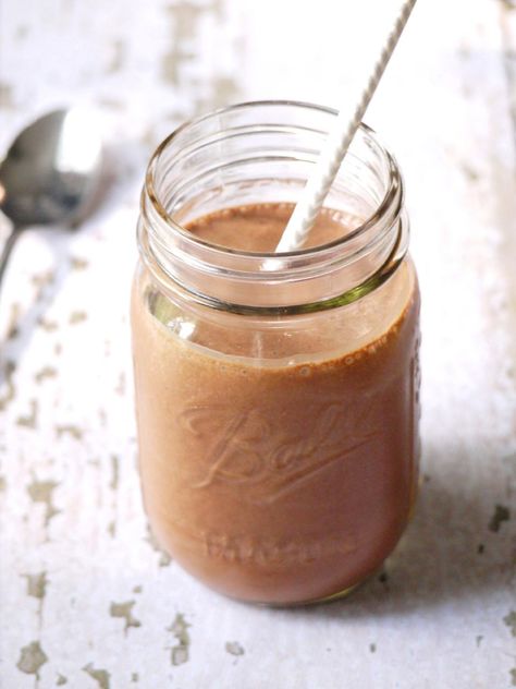 Dairy-Free Wendy's Frosty Copycat Chocolate Shake Recipe, Chocolate Avocado Smoothie, Chocolate Protein Shakes, Mint Mocha, Resep Smoothie, Almond Smoothie, Quick Easy Vegan, Chocolate Avocado, Protein Smoothie Recipes