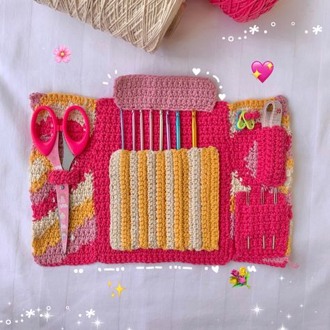 a cute and practical crochet hook case to place all your materials in one💗 Crochet Hook Holder Pattern, Crochet Needle Case, Crochet Hook Bag, Diy Crochet Hook, Crochet Hook Storage, Crochet Pencil Case, Crochet Hook Holder, Crochet Organizer, Crochet Hook Case