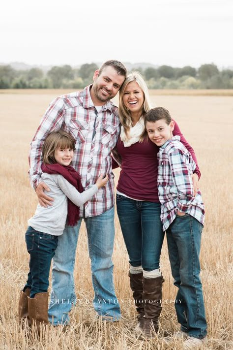 Salem, Oregon Family Photographer | Family of four photography session in Oregon field | What to wear for Family photos | Family pose guide | www.shelbyblantonphotography.com Fall Family Outfits, Family Portrait Outfits, Family Photo Colors, Winter Family Photos, Fall Family Portraits, Family Portrait Ideas, Family Pic Ideas, Fall Family Photo Outfits, Family Photo Outfit