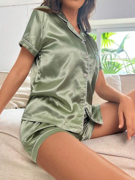 Green Silk Pjs, Green Silk Pajamas, Green Pjs, Pijama Satin, High On Love, Birthday Sleepover Ideas, Pajamas Aesthetic, Sweet Sixteen Dresses, Pijamas Women