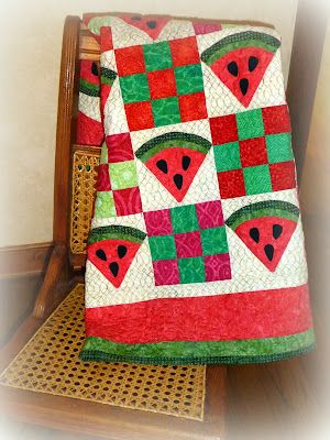 Doodlebugs and Rosebuds Quilts: The Watermelon quilt.... Quilt Mug Rug, Watermelon Quilt, Masculine Quilts, Watermelon Kitchen, Quilts 2023, Vintage Quilts Patterns, Fruit Watermelon, Macrame Crafts, Watermelon Decor