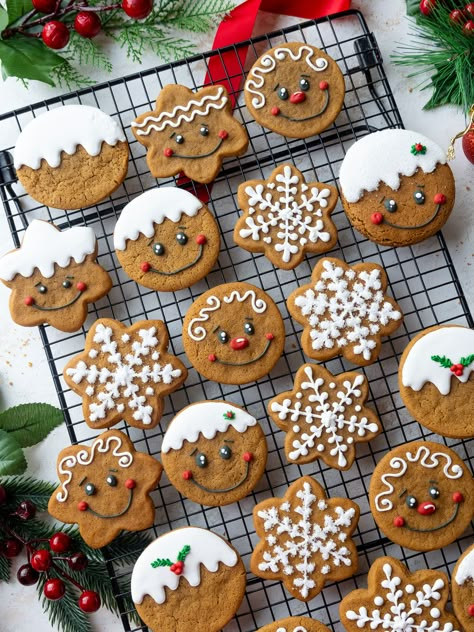 Cookie Recipes For Decorated Cookies, Christmas Cookies Inspiration, Gingerbread Cookie Icing Decorating, Cookies Trays Ideas, Christmas House Sugar Cookies, Gingerbread Face Cookies, Sweet Gingerbread Cookies, Gingerbread Boy Cookies, Round Gingerbread Cookies Decorated