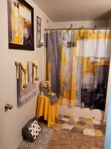 Bathroom Decor Inspiration, Yellow Bathroom Decor, Beautiful Bathroom Decor, Girl Apartment Decor, Bathroom Decor Themes, Apartment Decorating Living, Yellow Bathroom, First Apartment Decorating, Restroom Decor