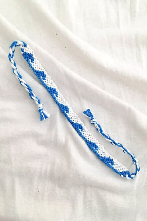 How To Make Ocean Wave Bracelet, How To Make Surfer Bracelets, Surfer Bracelets Aesthetic, Diy Wave Bracelet, Diy Surfer Bracelet, Blue And White Bracelet Pattern, Wave Embroidery Bracelet, Two Color String Bracelet Patterns, Beaded Wave Bracelet Tutorial