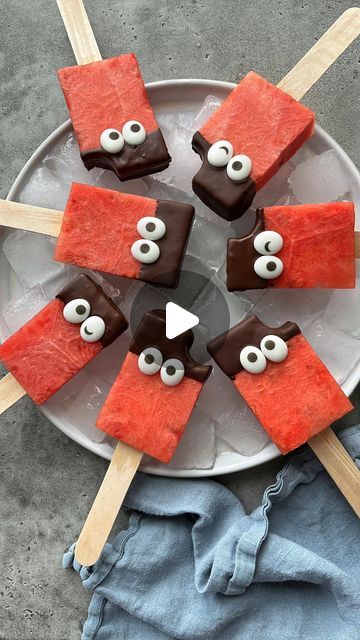 Sine Siemkowicz on Instagram: "Watermelon Popsicles with Chocolate 🍉

A healthy treat for hot summer days! ☀️🥳

Comment ‘Watermelon’ for the instructions as well as the link to everything I used.

Recipe is on my website (link in bio) or google ‘Foodbites watermelon popsicles’.

#summersnacks #popsicles #watermelon #fruit #funfood #foodart" Spring Appetizers, Watermelon Popsicles, Cream Cheese Appetizer, Impressive Appetizers, Appetizer Sandwiches, Alice In Wonderland Tea Party Birthday, Avocado Cream, Healthy Treat, Summer Appetizer