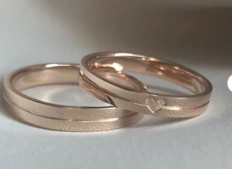 Simple Wedding Rings Sets His And Hers, Couple Rings Design Unique, Vintage Rings Gold, Rings Aesthetic Gold, Wedding Rings Ideas, Engagement Rings Simple, Grunge Ring, Gold Ring Jewelry, Wedding Rings Sets His And Hers