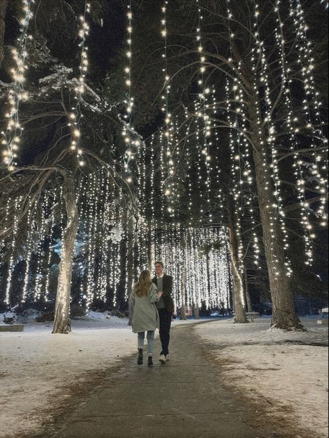 Winter Proposal Aesthetic, Fairytale Proposal Ideas, Christmas Time Proposal Ideas, Winter Proposals Ideas, New York Christmas Proposal, Winter Wonderland Proposal, November Proposal Ideas, New Year’s Eve Proposal, Pretty Proposal Ideas