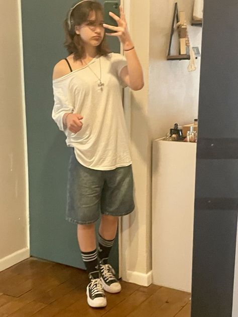 Cropped Baggy Shirt Outfit, Baggy Clothes Outfit Comfy, Leggings And Baggy Shirt Outfits, Outfits With Oversized Sweatshirts, Y2k Tomboy Aesthetic, Jorts And Baggy Shirts, Fits With Jorts Girl, Stylish Baggy Outfits, Baggy Y2k Outfits Girl