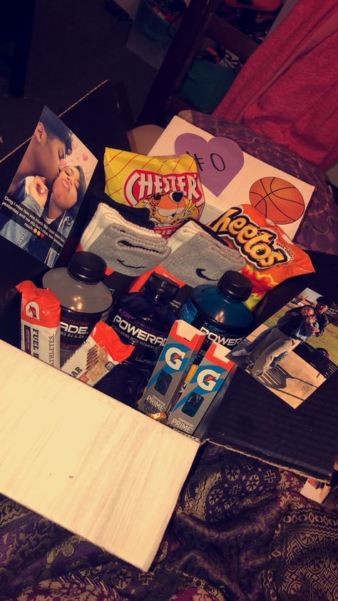 Basketball care package for your boyfriend♥️ Diy Valentine's Gift Baskets, Simple Valentines Gifts, Christmas Presents For Boyfriend, Bday Gifts For Him, Valentines Bricolage, Gift Baskets For Him, Boyfriend Gift Basket, Valentine Gift Baskets, Thoughtful Gifts For Him