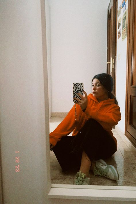 Orange Hoodie Outfit Aesthetic, Orange Hoodie Outfit, Hoodie Outfit Aesthetic, Concerts Outfits, Jean Beige, Casual Oufits, Orange Outfits, Orange Hoodie, Orange Style