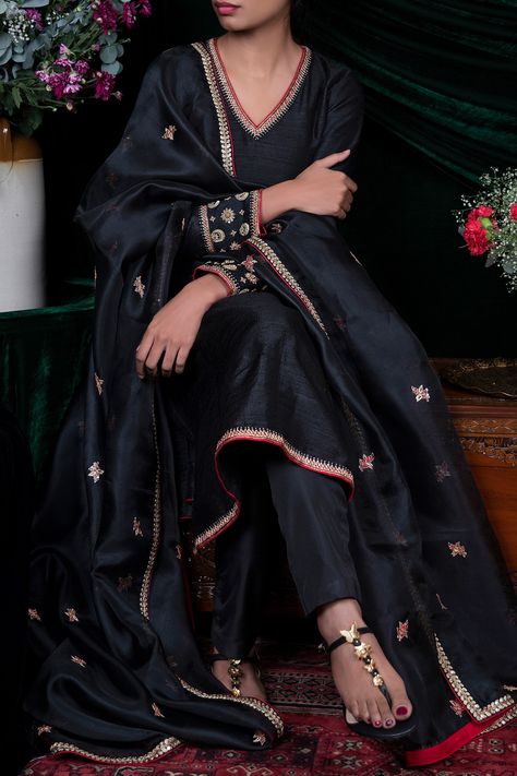 Shop for these amazing collections of Black Degummed Raw Silk Embroidery Zardozi V Neck Kurta Set For Women by Shimai Jayachandra online at Aza Fashions. Embroidery Zardozi, Silk Kurti, Kurti Designs Party Wear, Boutique Dress Designs, Embroidery Designs Fashion, Organza Dupatta, Kurta With Pants, Embroidery Suits, Suit Designs