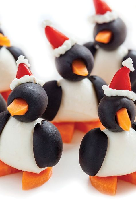 Your guests will be impressed when these Marching Olive & Mozzarella Penguins are served as an appetizer! Penguin Appetizers Olives, Penguin Party Food, Mozzarella Penguins, Snowman Appetizers, Penguin Food, Holiday Appetizers Christmas, Olive Appetizer, Charcuterie Appetizers, Xmas 2022