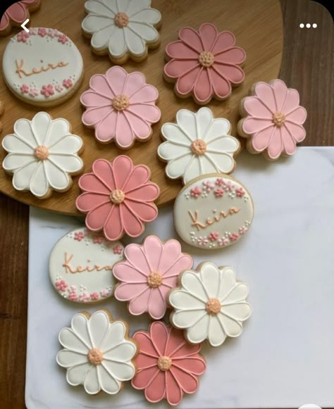 Flower Biscuits Royal Icing, Daisy Flower Cookies, Sugar Frosted Cookies, Flower Cookie Designs, Boho Royal Icing Cookies, Flower Cookies Decorated Royal Icing, Floral Sugar Cookies Decorated, Easy Bridal Shower Cookies, Spring Decorated Sugar Cookies