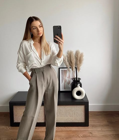 Lily Clark on Instagram: “Finally a pair of @zara trousers that aren’t 5 metres too long for me, what a time to be alive!! (shirt ref is 4387/028, trousers ref is…” Lily Clark, Blouse Outfit Ideas, Silk Blouse Outfit, Zara Trousers, Business Chic, Classy Work Outfits, Looks Chic, Blouse Outfit, Professional Outfits