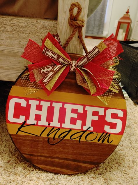 Chiefs Door Sign, Chiefs Door Hanger, Chiefs Wreath, Fall Cricut Ideas, Diy Wooden Door, Kansas City Chiefs Craft, Chiefs Crafts, Holiday Door Hangers, Kc Cheifs