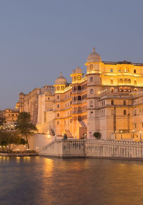 15 Essential things to see in Udaipur, Bharat (India) #udaipur #bharat #india #traveltoindia #travel #visitudaipur India Udaipur, City Palace Udaipur, Travel India Beautiful Places, India Travel Places, Udaipur India, India Architecture, Travel Infographic, Asian Architecture, Indian Aesthetic