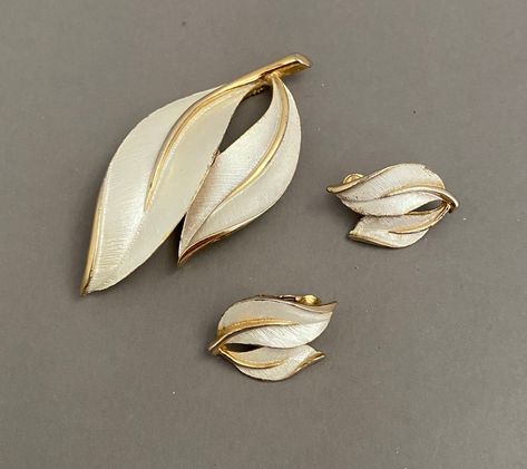 Brooch length 2 3/4 inches  Earrings            1 +     Inch  Bright and brushed gold tone metal with silver-tone-finish accents. Sleek and stylish vintage jewelry.  Signed on all 3 pieces: @SarahCov.  I do not know the age of this set although my estimate is late 1960s.  Good estate condition with light wear consistent with age and usage. Please view and enlarge the photos for condition assessment and to appreciate the features and design.  Thanks for visiting today. Questions welcome;  start a Kibbe Theatrical Romantic, Y2k Futurism, Plus Size Y2k, 1970s Jewelry, Flatware Patterns, Sarah Coventry Jewelry, Romantic Classic, Theatrical Romantic, Pin Earrings