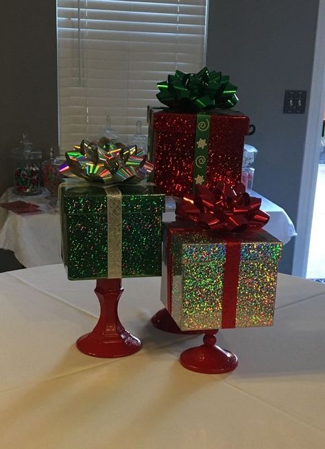 Christmas Center Piece For Table Party, Christmas Center Table Decor, Christmas Party Centerpieces Diy, Christmas Party Table Centerpieces, Christmas Party Centerpieces, Christmas Tree Ideas Decorating, Pencil Christmas Tree Ideas, Grinch Christmas Party, Grinch Christmas Decorations