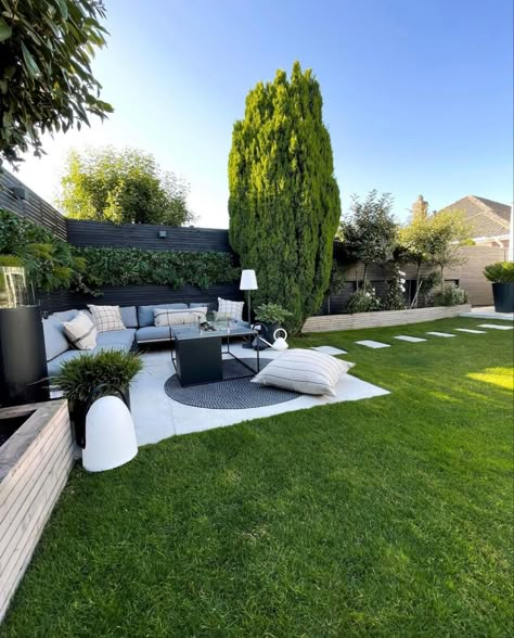 Garden House Decor, Corner Garden Ideas Front Yard, Backyard Corner Sitting Area Ideas, Modern Backyard Garden Design, Front Sitting Area Outdoor, Interior Garden Design Home, Sitting Area In Garden, Outside Sitting Area Ideas, Garden Area Design