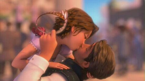 Day 21: Rapunzel and Flynn is my favorite kiss! Disney Çiftleri, Rapunzel Y Flynn, Rapunzel Movie, Tangled Aesthetic, Rapunzel Eugene, Disney Kiss, Eugene And Rapunzel, Couple Disney, Flynn Ryder