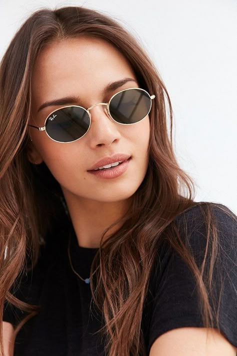 Chic Oval Flat Lens Sunglasses Urban Outfitters Sunglasses, Ray Ban Sunglasses Women, London Fashion Weeks, Ray Ban Wayfarer, Ray Ban Glasses, Ray Ban Outlet, Ray Ban Aviator, Model Street Style, Sunglasses Style