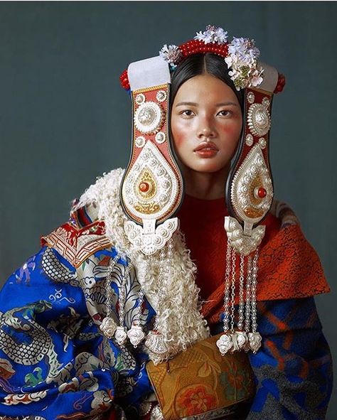 Via @kikikixue #jasoncampbellstudio Ethno Style, Alfred Stieglitz, Avant Garde Fashion, High Fantasy, Traditional Fashion, Bhutan, People Of The World, World Cultures, 인물 사진