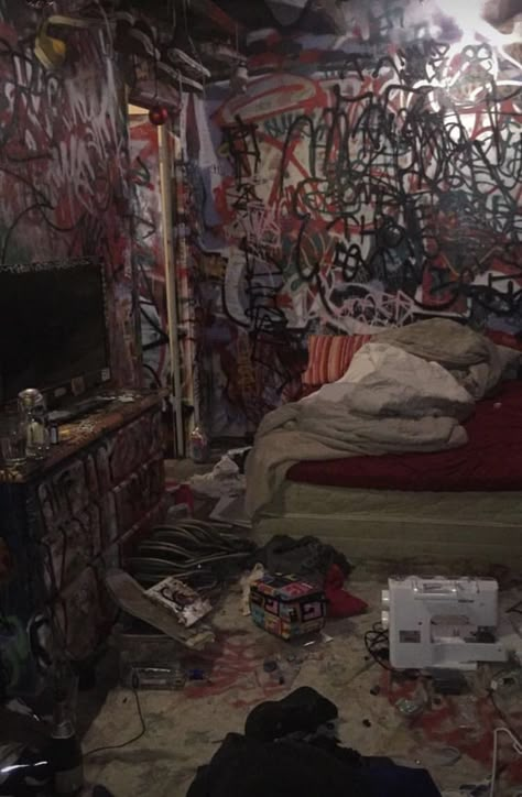 Messy Things Aesthetic, Punk House Aesthetic, Trashed Room, Punk Rooms, Graffiti Bedroom Ideas, Crazy Room Ideas, Punk Apartment, Punk Room Aesthetic, Punk Bedroom