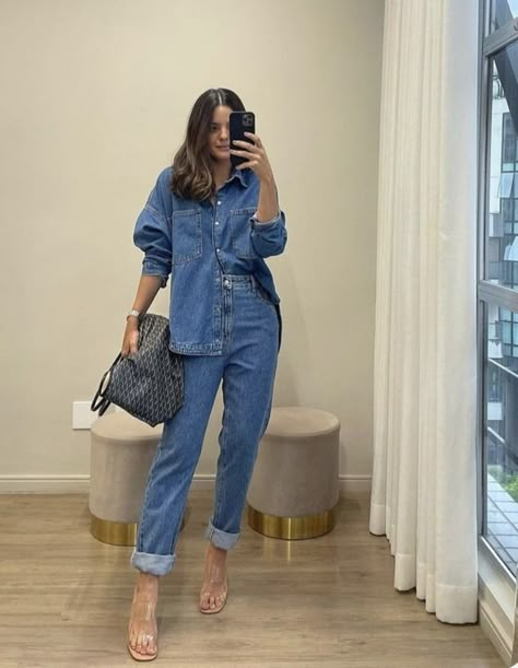 Construction Job Site Outfit Women, Look Total Jeans, Tracy Ellis Ross Style Outfits, Full Denim Outfit Women, Mid Size Spring Outfits 2024, Quinceanera Guest Outfit, Total Denim Outfit, Casual Outfit 2023, Chic Denim Outfits