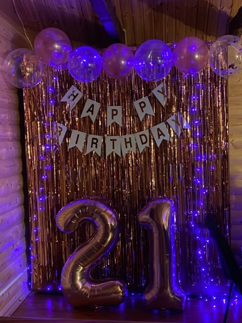 Cute Backdrops For Parties, Ideas For Birthday Party At Home, 21st Birthday Ideas Themed Parties, Birthday Balloon Backdrop Ideas, 21th Birthday Party Ideas, Simple Birthday Theme, 21st Birthday Themes For Her, 21 Birthday Theme Ideas, Bday Decoration Ideas At Home