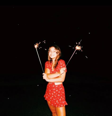 vsco aesthetics on Instagram: “happy fourth of july! ⋆ ⋆ ⋆ send us in ur firework and cute outfit pics for a fourth of july post!! #4thofjuly #fireworks #aesthetic” Sparkler Pictures, Fourth Of July Pics, Fireworks Aesthetic, 4th Of July Pics, 4th Of July Photos, Outfit Pics, Fall Fashion Skirts, July Outfits, Happy Fourth Of July