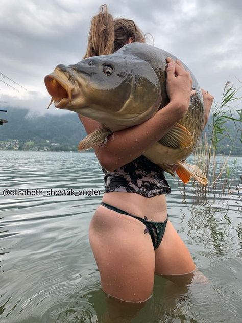 Fresh Fish Photography, Female Angler, Fish Photography, Fishing Girl, Girls Fishing, Bowfishing, Fishing Pictures, Catch Of The Day, River Fishing