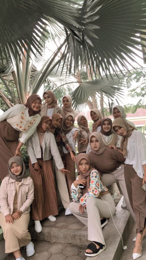 Earth Tone Ootd, Earth Tone Hijab, Earth Colors Outfit, Outfit Earth Tones, Korean Modest Fashion, Earth Toned Outfits, Pose With Bestie, Earth Tone Outfits, Earth Tone Dress