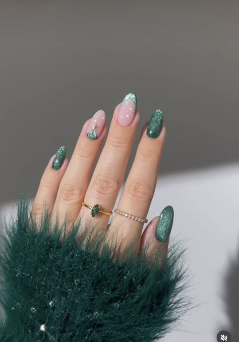 Mint Green Nails, Eye Nail Art, December Nails, Green Nail Designs, Christmas Nails Easy, Christmas Gel Nails, Nail Art Glitter, Cat Eye Nails, Xmas Nails