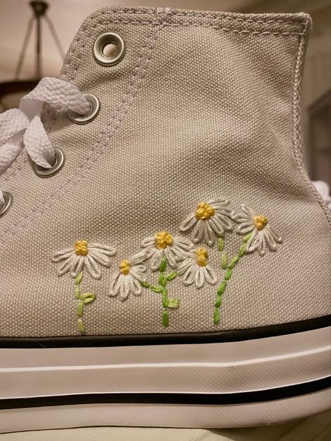 Converse Embroidery Flowers, Embroider Converse, Embroidered Shoes Diy, Embroidery Shoes Diy, Summer Aesthetic Fashion, Diy Converse, Embroidery Converse, Converse Embroidery, Cute Converse Shoes