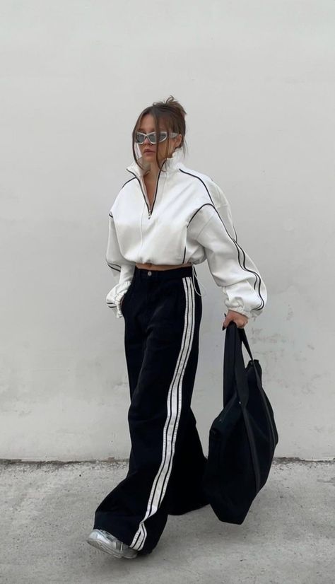 Adidas Pants Outfit, Sporty Chic Outfits, Athleisure Chic, Looks Adidas, Casual Sporty Outfits, Track Pants Outfit, Grenoble France, Sports Chic Outfit, Adidas Outfit Women