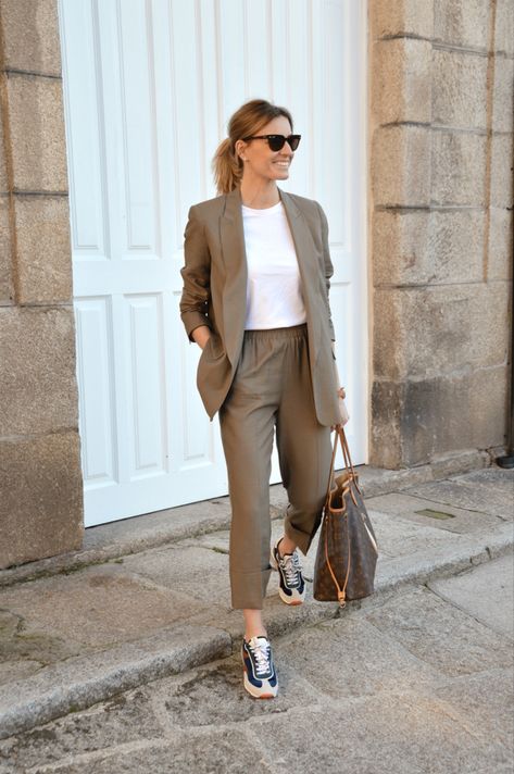 Suit look women Troi será blazer green sneakers louis vuitton Suit With Tennis Shoes Women, Khaki Business Casual Women, Khaki Sneakers Outfit, Suits With Sneakers Women, Suit And Sneakers Women, Trousers And Sneakers Outfit, Intern Fits, Trousers And Sneakers, Photographer Outfits