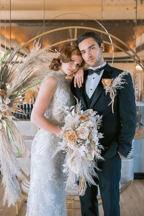 Modern Art Deco Wedding Inspiration at Burgh Island Hotel in Devon – Jennifer Jane Photography 29 This 1920's wedding inspiration will make you want to incorporate this era's vintage pieces with today's wedding trends! #bridalmusings #bmloves #wedding #weddinginspiration #weddinginspo #jazzera Art Deco Bouquet Wedding, 1920 Wedding Flowers, Great Gatsby Wedding Bouquet, Diy Art Deco Wedding Decor, Art Deco Style Wedding Dress, Art Deco Wedding Aisle, Art Deco Outdoor Wedding, Art Deco Bridal Bouquet, Art Deco Garden Wedding