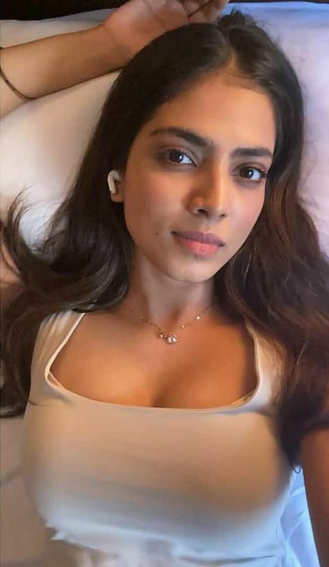 Malvika Mohanan, Malavika Mohanan, Mrunal Thakur, Indian Actors, Actress Without Makeup, Lovely Friends, Friends Love, Beautiful Shorts, Indian Actress Hot Pics