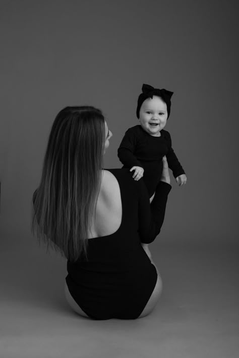 Mom And Baby Girl Photoshooting, Mom Dad Daughter Photoshoot Ideas, White Studio Photoshoot Family, Mommy Daughter Photoshoot Outfits, Mom And Daughter Photoshoot Studio, Mommy And Me Photoshoot Studio, Mommy And Me Photo Shoot Baby, Mommy And Me Photo Shoot Studio, Mommy And Me Studio Photo Shoot