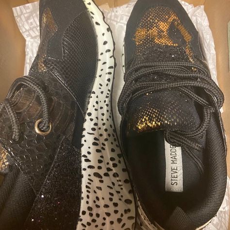 Bill/Gold tennis shoes. Gold Tennis Shoes, Steve Madden Shoes, Tennis Shoes, Black And Gold, Steve Madden, Tennis, Jewelry Watches, Plus Fashion, Outfit Inspo